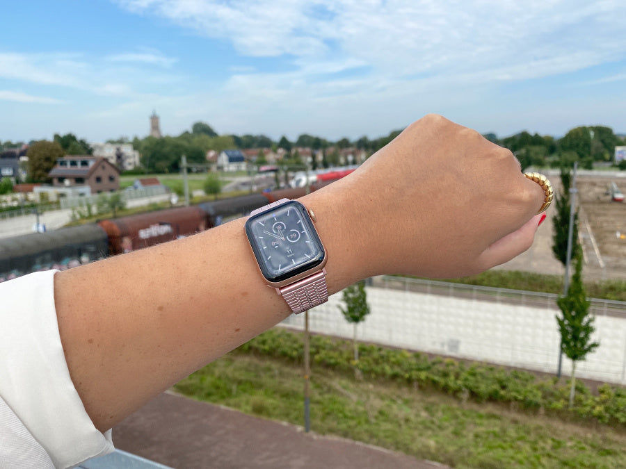 Wearing an Apple Watch on your wrist: per strap!