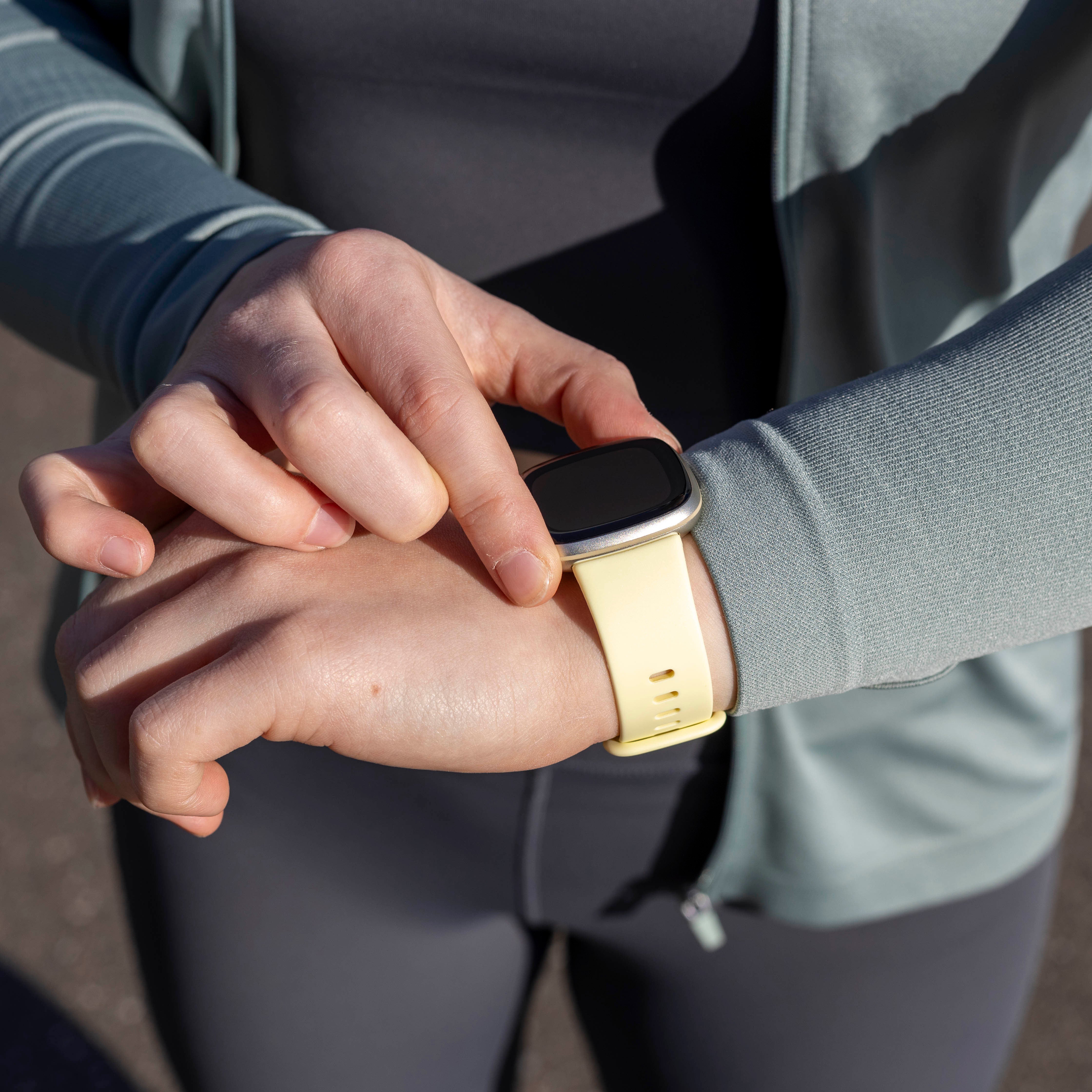 Fitbit Versa 4 Silicone Strap Classic (Pale Yellow)