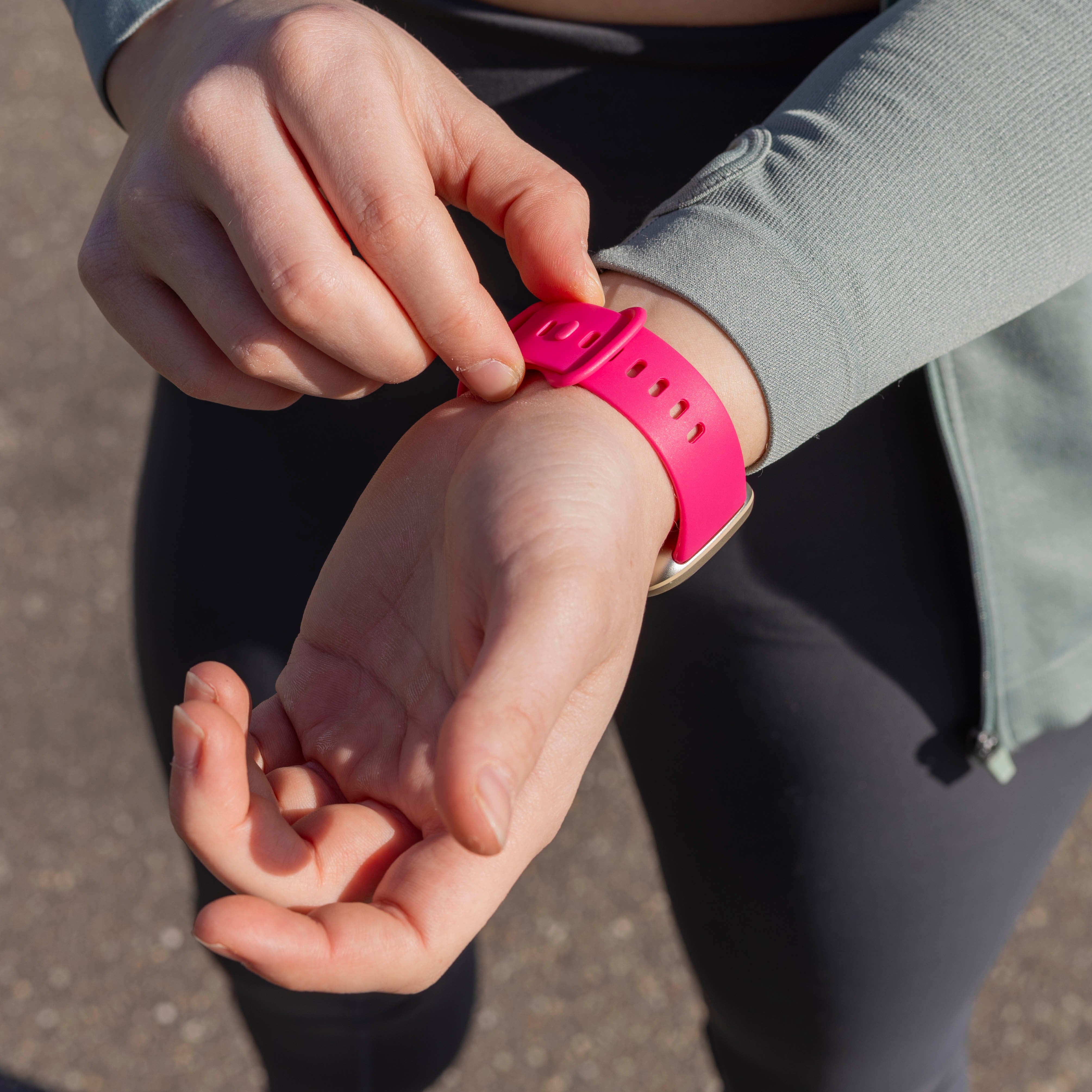 Fitbit Versa 4 Silicone Strap Classic (Bright Pink)