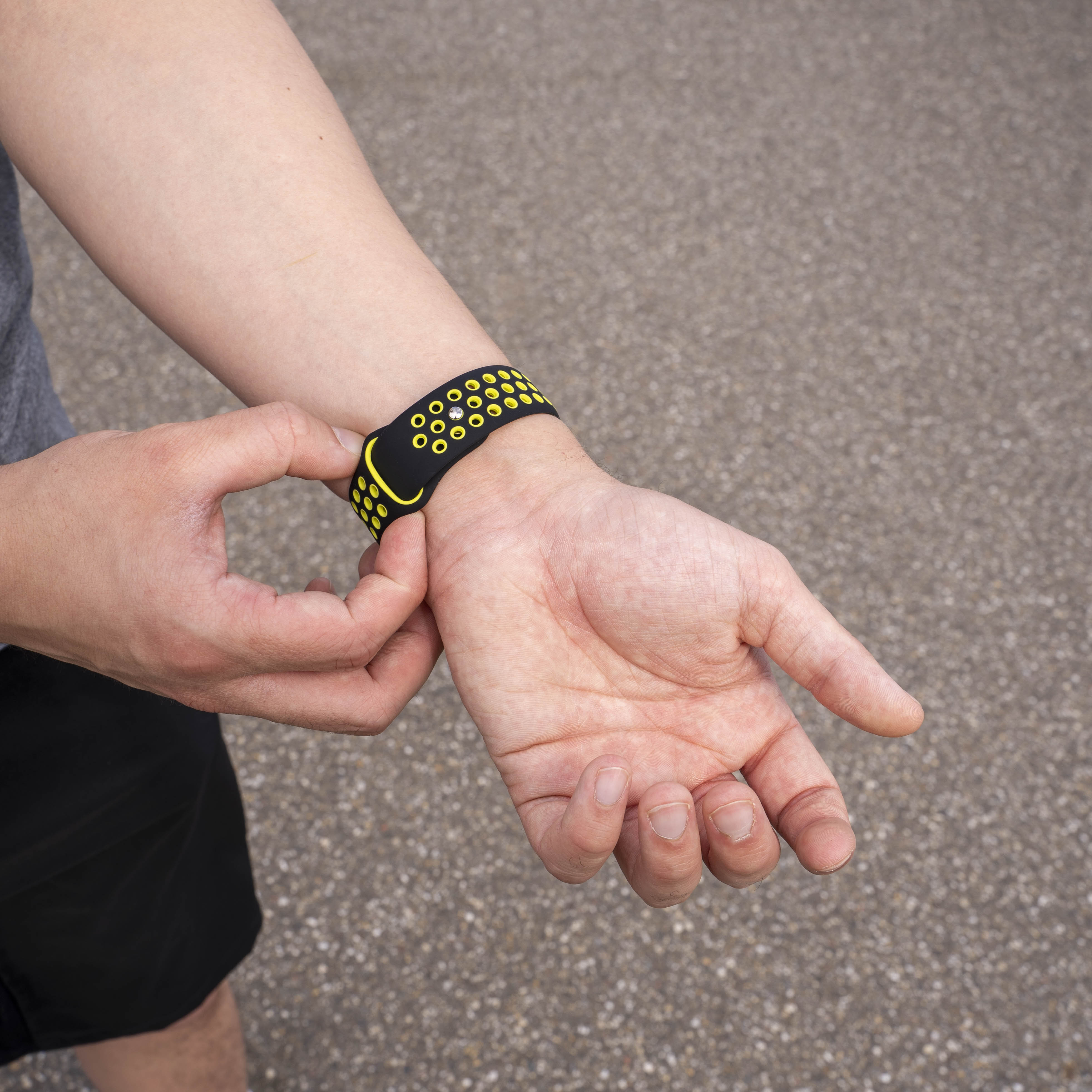 Samsung Galaxy Watch 8 - 44mm Sport Strap (Black/Yellow)