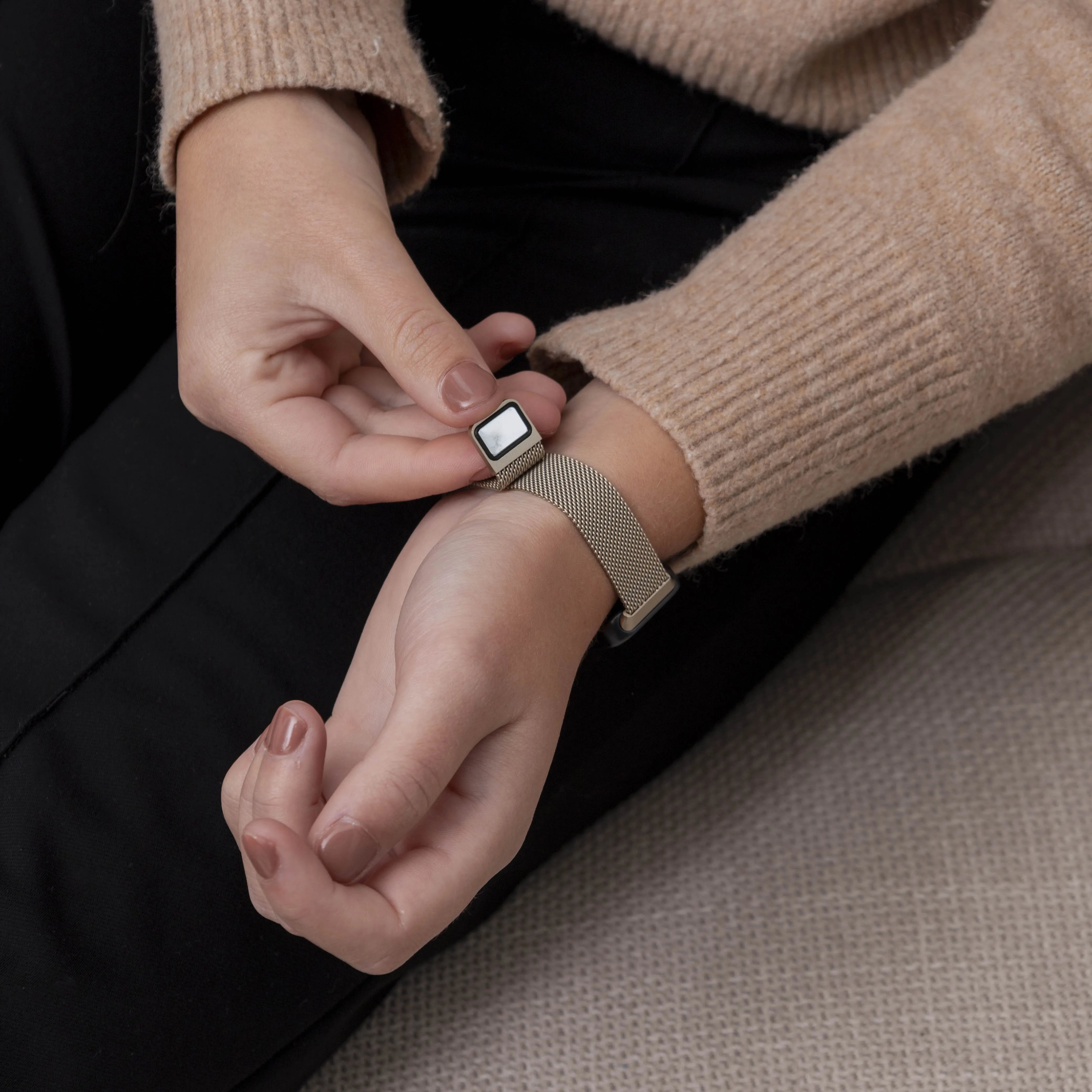 Milanese Strap, champagne, lifestyle photo