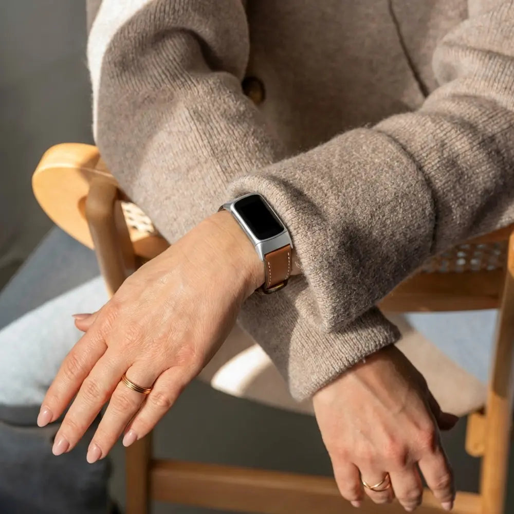 Fitbit Charge 6 modern leren bandje (bruin)