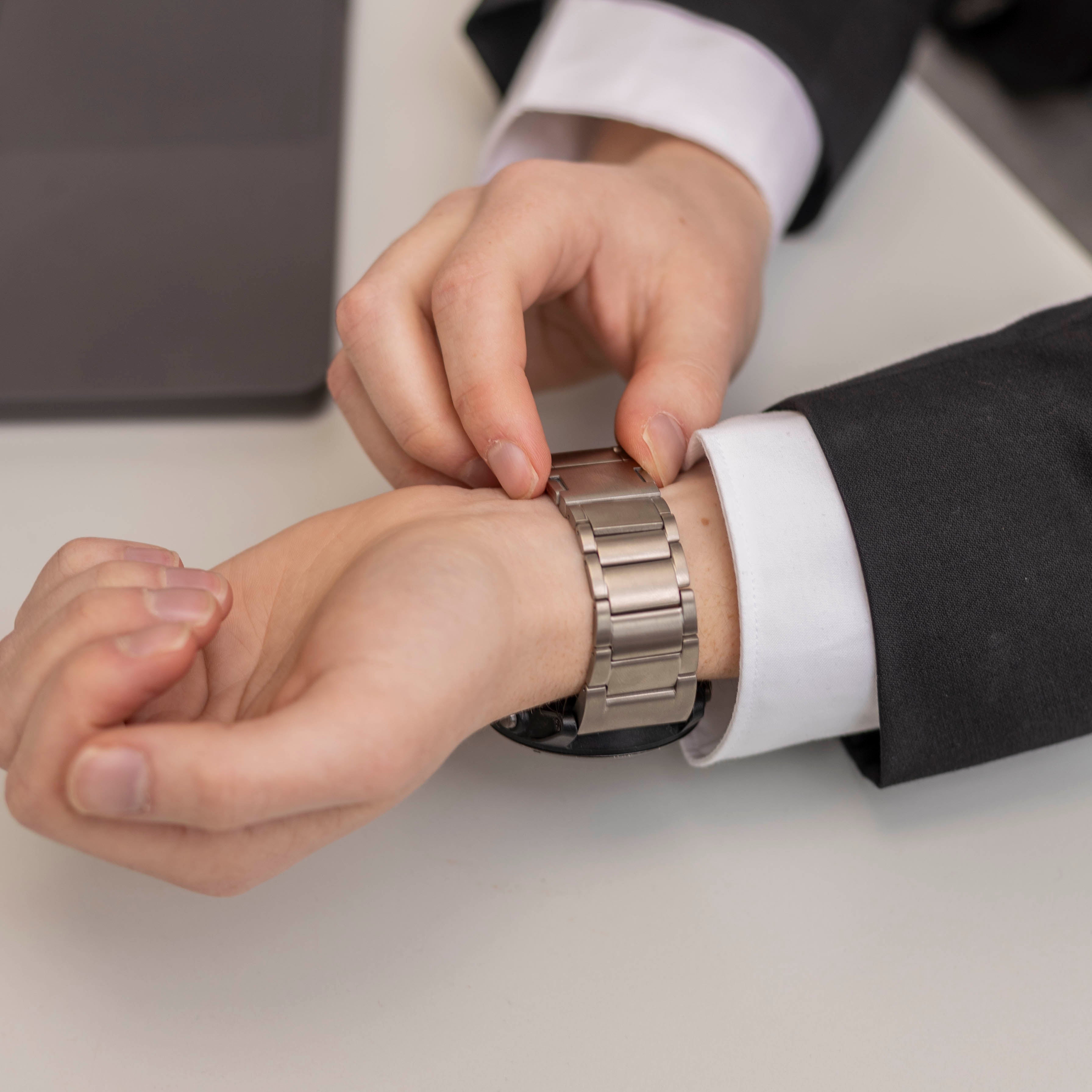 Garmin Fenix 8 - 51mm Magnetic Titanium Strap (Silver)