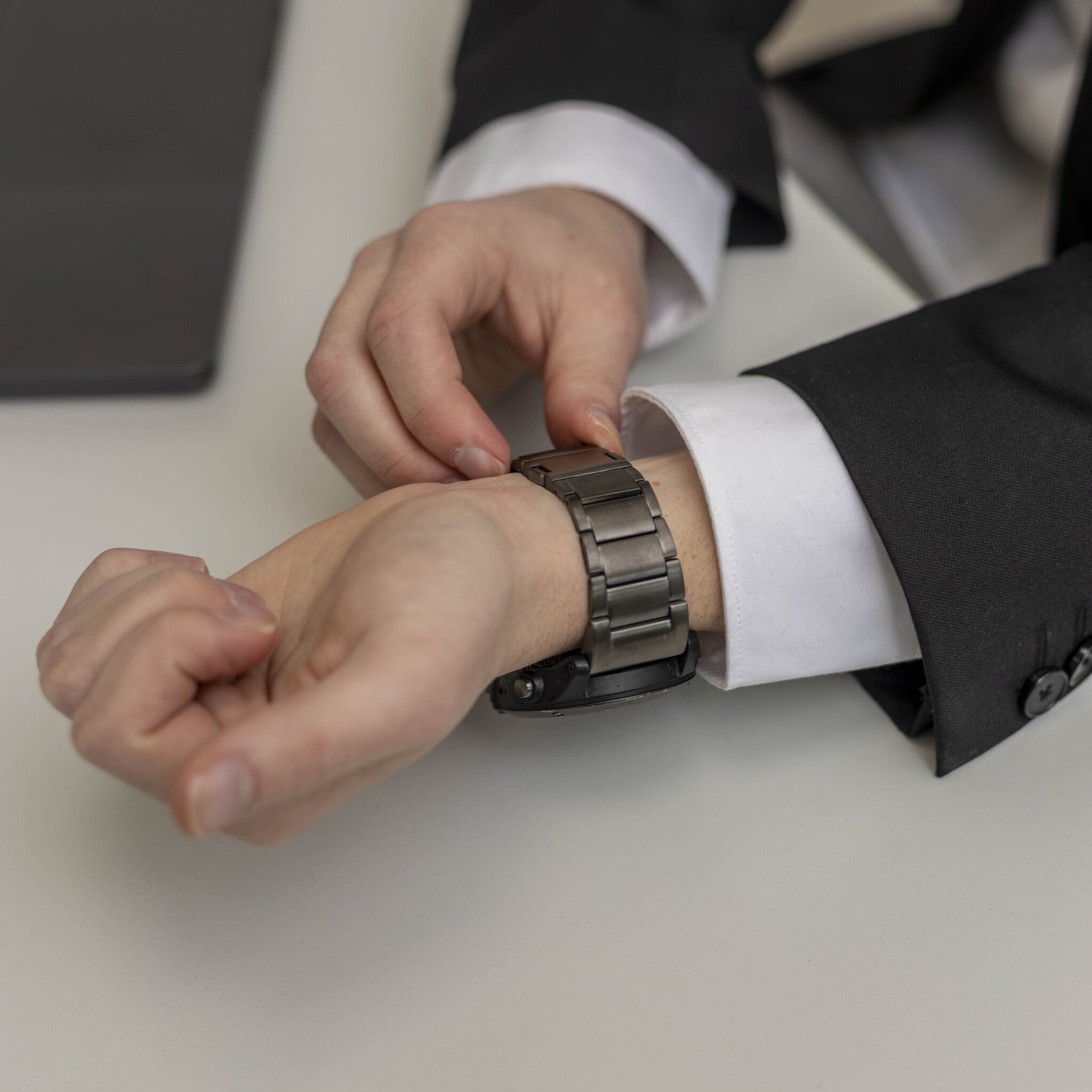 Garmin Fenix 8 - 47mm Magnetic Titanium Strap (Graphite)