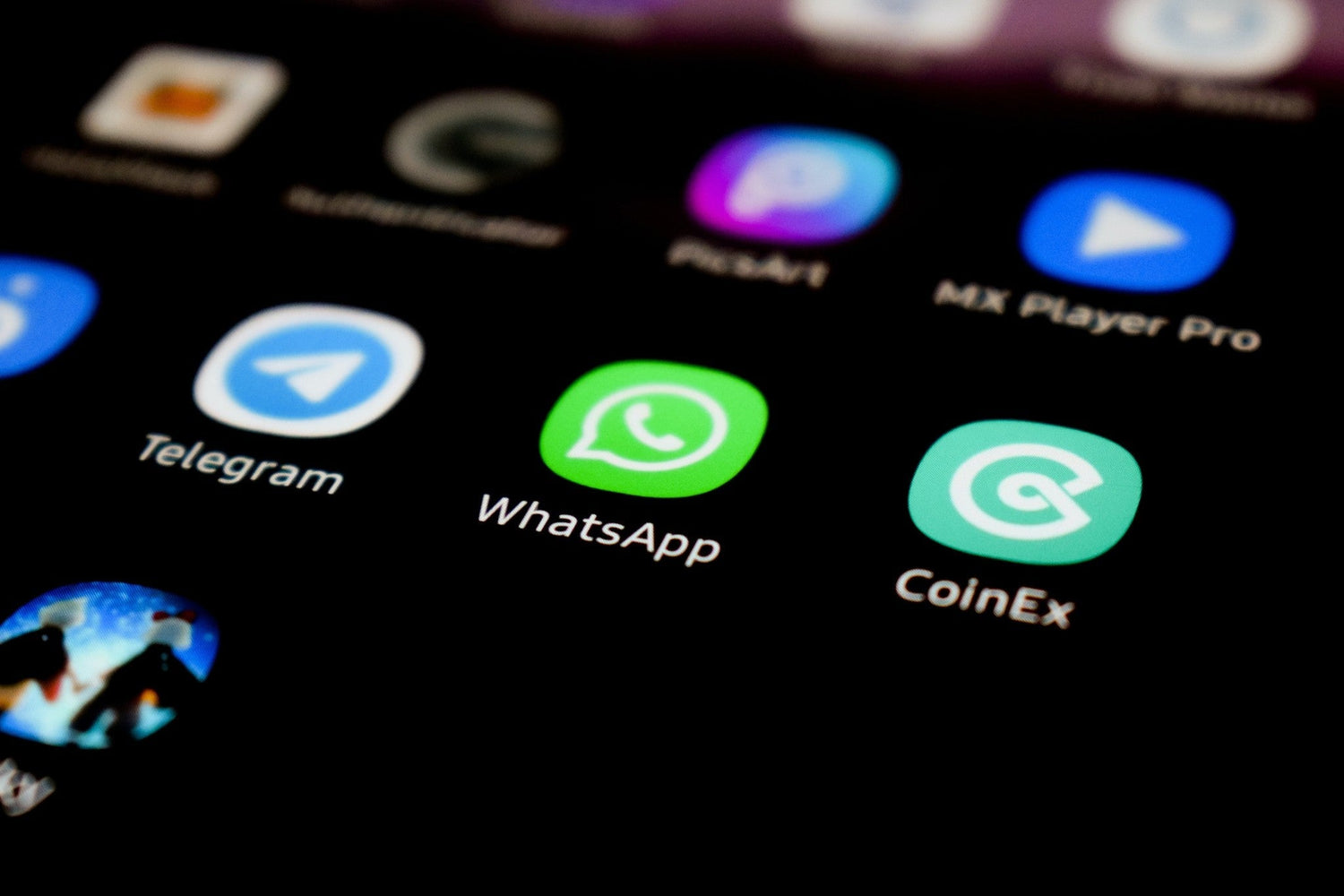 How do you use WhatsApp on Samsung Galaxy Watch 4?