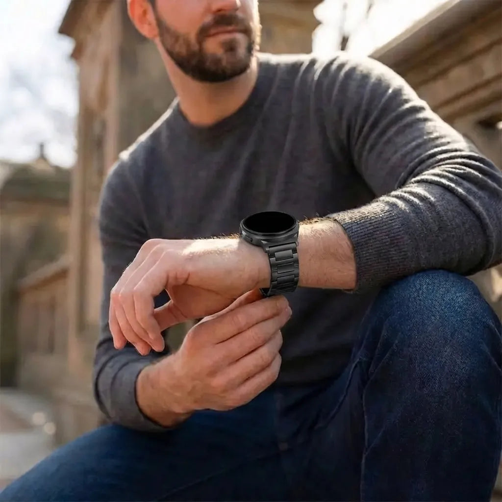 Titanium Strap 'Deluxe', black, lifestyle photo