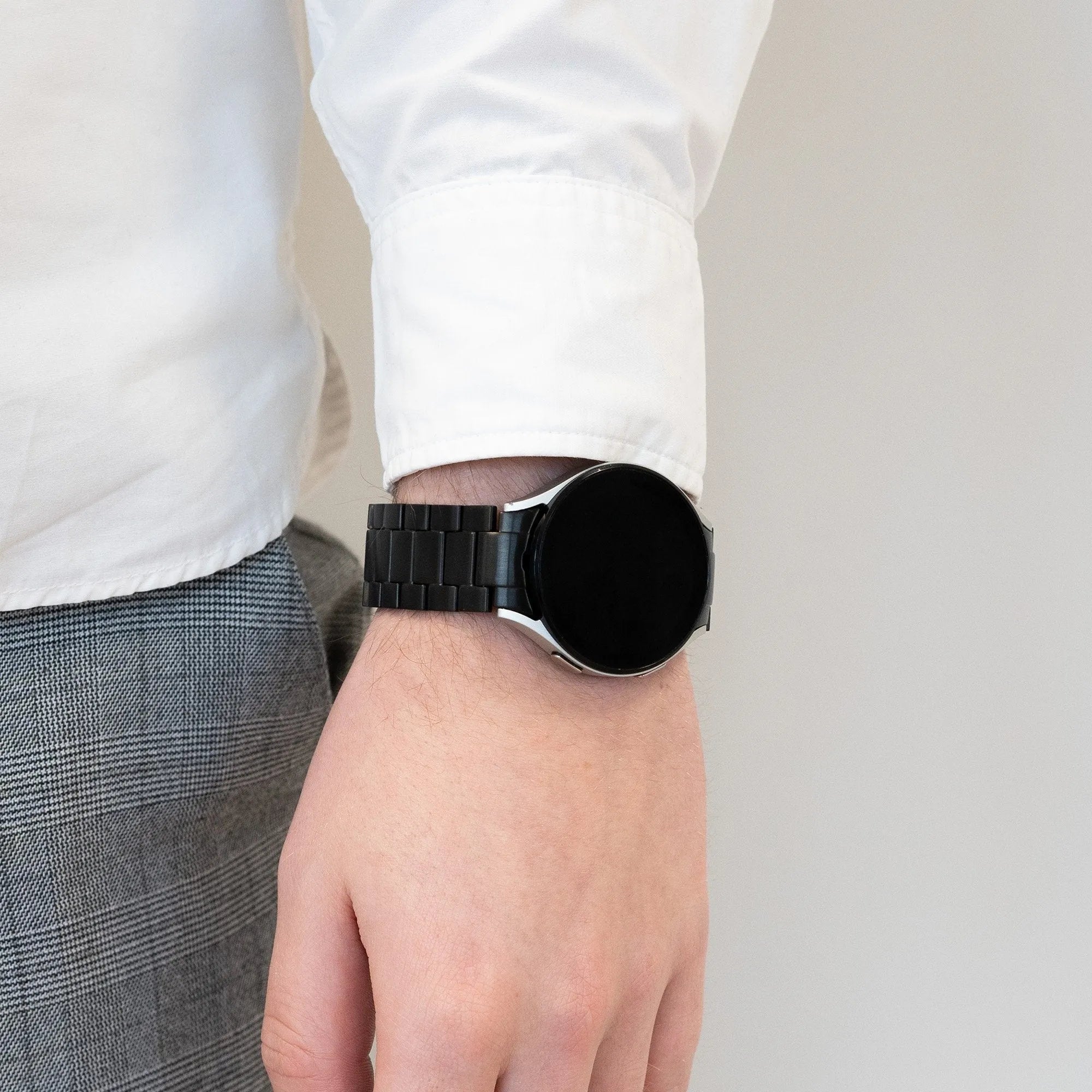 Titanium Strap 'Classic', black, lifestyle photo
